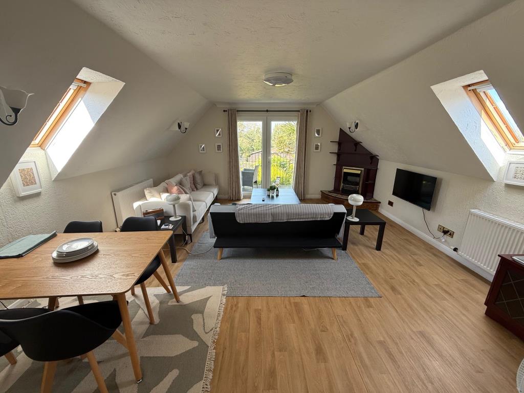 Lot: 105 - FORMER CARE HOME WITH CONSENT FOR CONVERSION TO NINE APARTMENTS - A First Floor Room in the Annexe
